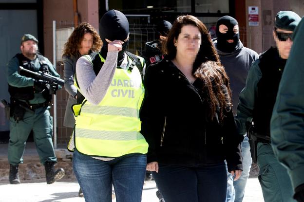 La Guardia Civil traslada a la detenida en Viladecans, acusada de dirigir y coordinar los grupos de los CDR. :: Quique García/EFE/