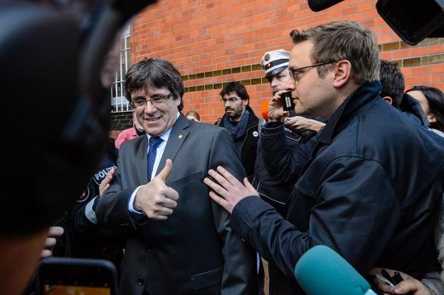 Puigdemont celebra su liberación el pasado viernes. :: JENS SCHLUETER / efe/