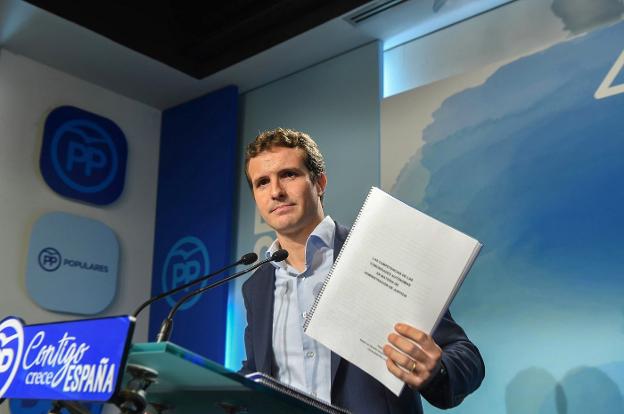 Pablo Casado muestra ayer los trabajos que realizó para la Universidad. :: Fernando Villar / efe/