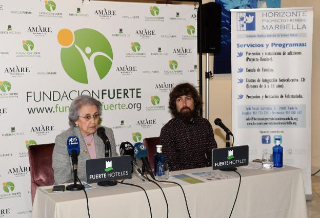 La presidenta de la asociación, ayer, junto al director general de Horizonte Proyecto Hombre. /Josele-Lanza