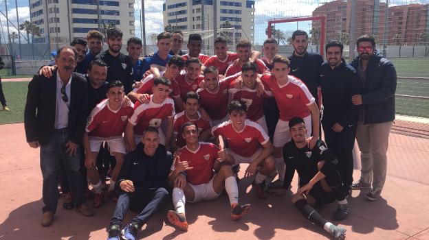 Los jugadores del San Félix festejan su hazaña al terminar el partido. :: sur/
