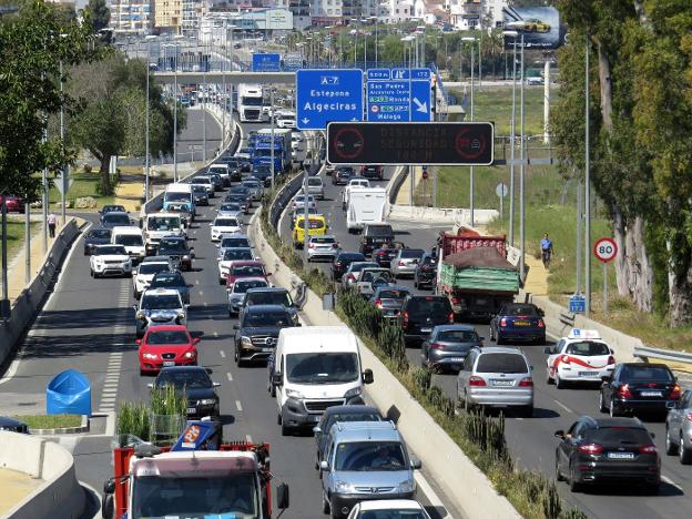 Atasco en la A7 a la altura de Nueva Andalucía /Josele-Lanza