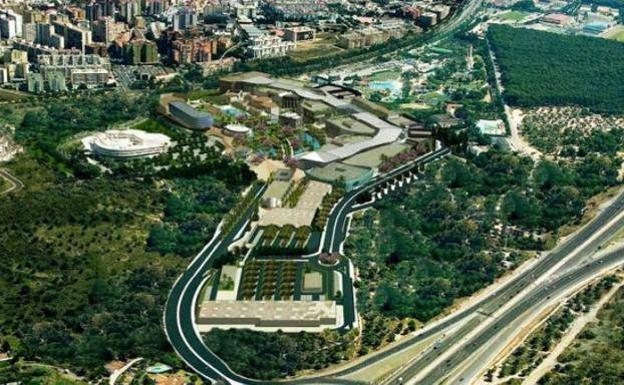 Intu podará o trasplantará cerca de mil árboles en Torremolinos. /SUR