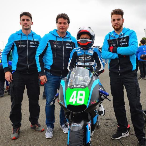 Julio García, junto a su equipo antes de tomar la salida. :: sur/