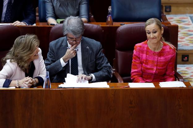 Cristina Cifuentes, ayer, en el Pleno de la Asamblea de Madrid, junto a Ángel Garrido y Engracia Hidalgo. :: emilio naranjo / efe/
