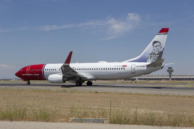 Un avión de Norwegian a punto de iniciar un vuelo desde el aeropuerto de Barajas. :: alberto ferreras/