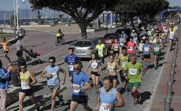 Un momento de una edición anterior de la Carrera Popular de El Palo. /ÑITO SALAS