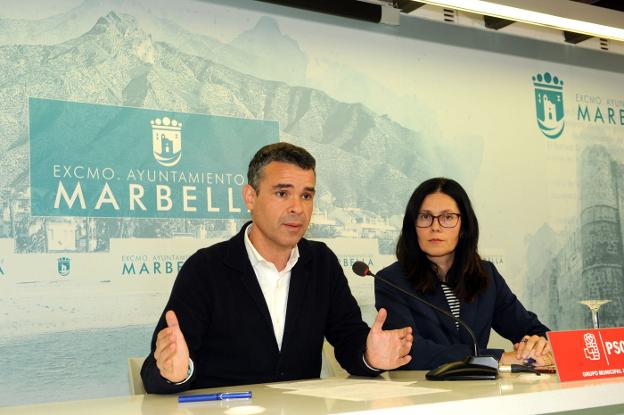Los concejales socialistas José Bernal e Isabel Pérez. :: sur/