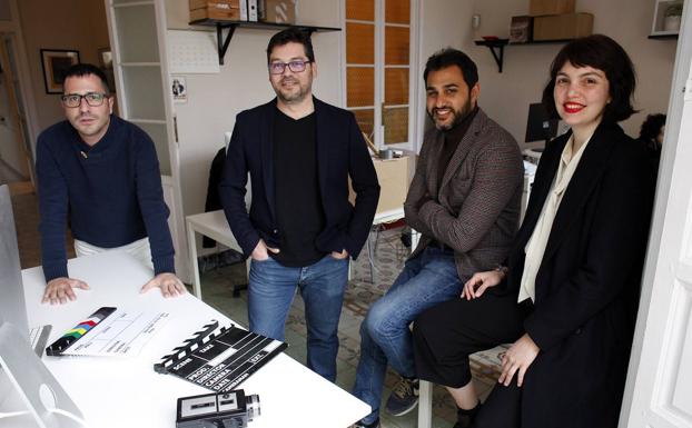 De izquierda a derecha, el compositor Daniel Lozano y los directores Fernando Pozo, Rakesh Narwani y Paula Villegas. /MIGUE FERNÁNDEZ