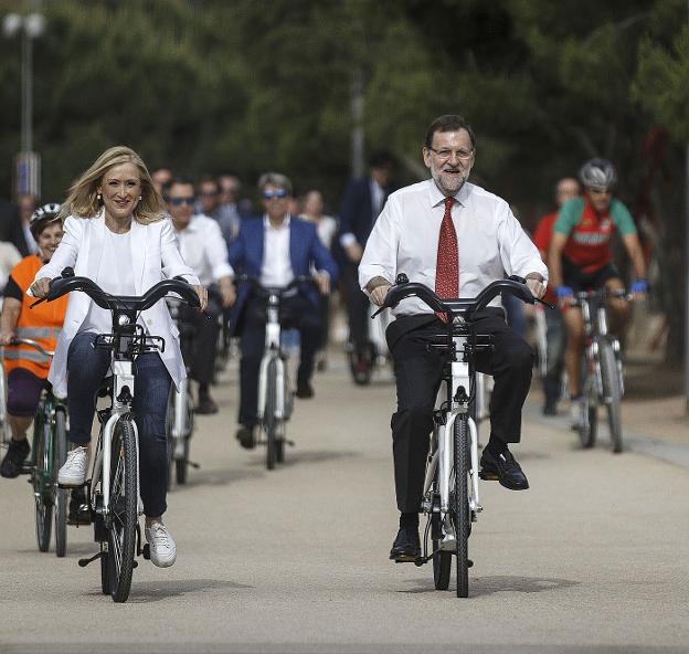 Cristina Cifuentes y Mariano Rajoy, durante la campaña electoral de las elecciones municipales y autonómicas de 2015. :: Andrea Comas / Reuters/