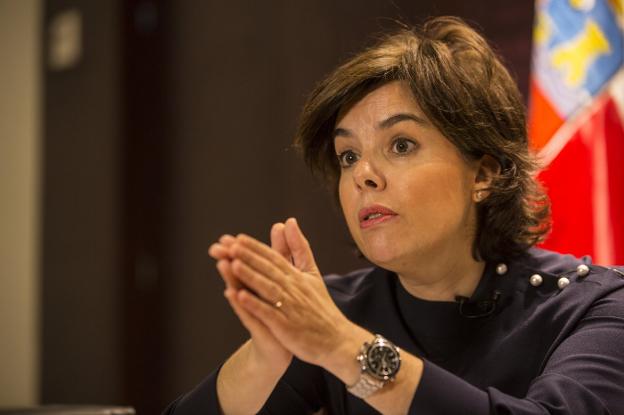 Soraya Sáenz de Santamaría defiende con contundencia el papel del Gobierno en Cataluña. :: javier cotera/