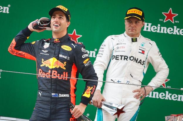 Daniel Ricciardo (i) celebra su victoria en Shanghái, con el finlandés Valtteri Bottas en segundo plano. :: ROMAN PILIPEY / efe/