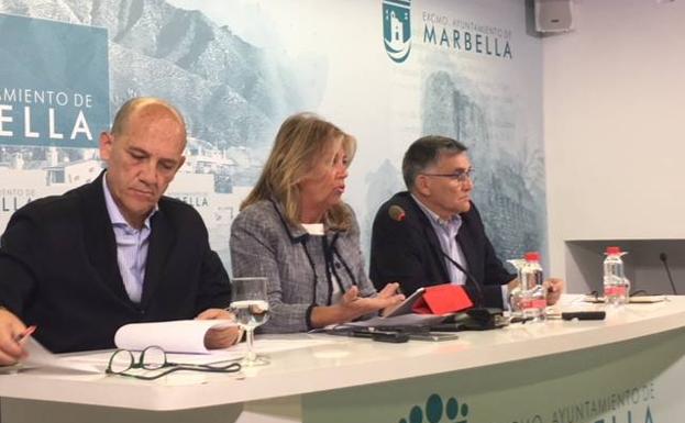 Manuel Osorio, edil de Hacienda, Ángeles Muñoz y Javier García, edil de obras. /