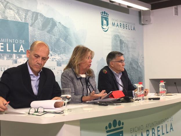 Manuel Osorio, edil de Hacienda, Ángeles Muñoz y Javier García, edil de obras. ./Josele-Lanza