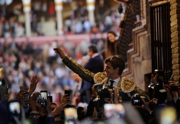 El Juli, a hombros tras una tarde memorable. :: afp/