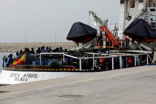 Decenas de inmigrantes esperan para desembarcar del 'Open Arms', el pasado 17 de marzo en Pozzallo. :: Antonio Parrinello / reuters/