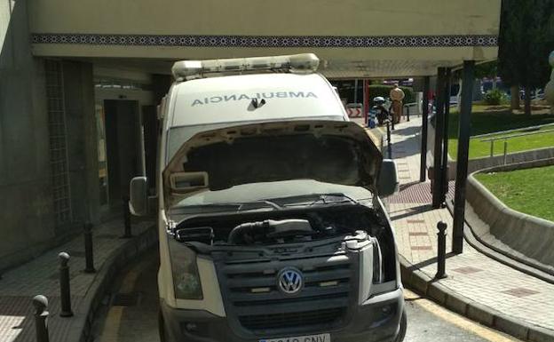 La ambulancia que ha ardido, en la puerta del área de Pediatría del Materno. /SUR