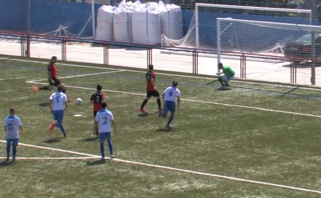 Captura del vídeo del gol de la UD San Pedro a El Palo. /SUR