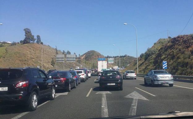 Vehículos parados a consecuencia del accidente. /Amanda Salazar