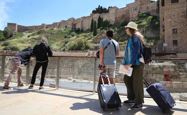 Turistas paseando por el Teatro romano./SUR