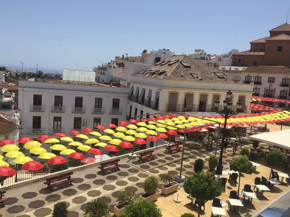 Imagen del lateral de la Plaza de la Constitución de Torrox con la instalación de las sombrillas./Ayuntamiento de Torrox