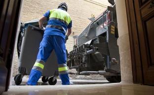 Un operario de Limasa en las labores de recogida de basuras./SUR. Archivo