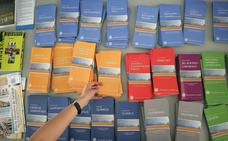 Folletos sobre diversas carreras a estudiar en la unversidad andaluza./