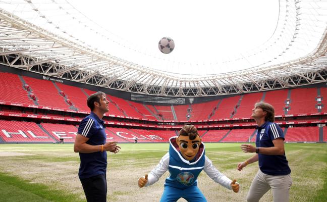 Carlos Marchena y Julen Guerrero dan unos toques en San Mamés junto a la mascota de la Eurocopa, «Skillzy»/EFE