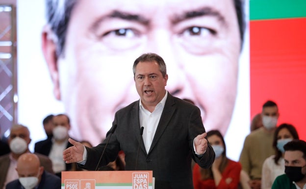 espadas durante su discurso.