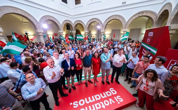 Última foto al final del acto.