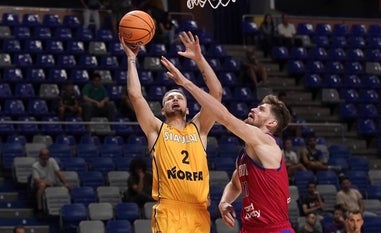 Martynas Varnas intenta anotar en presencia de Van der Mars./MARIANO POZO