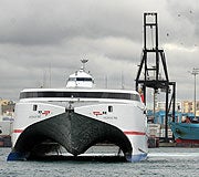 CATAMARÁN. El 'Milenium III', de la compañía Acciona, entrará en servicio el próximo lunes. / A. CARRASCO RAGEL. EFE/