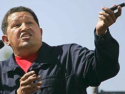 El presidente venezolano Hugo Chávez habla por teléfono con Fidel Castro durante la ceremonia de clausura de la "Cumbre de los Pueblos", que se celebró de forma paralela a la Cumbre Iberoamericana. /EFE/
