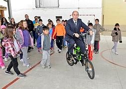 El primero en contestar, el alcalde de Casalarreina (La Rioja), prueba la flamante bici eléctrica. / Foto: Andoni Gascón/
