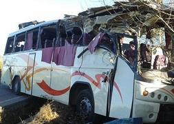 Estado en que ha quedado el autobús accidentado. / Francisco García/