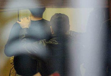 Agentes conducen a uno de los policías detenidos al interior de las dependencias judiciales. / JOSELE-LANZA/