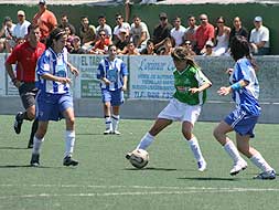 PRESIÓN. Varias jugadoras del Atlético Málaga rodean a una rival durante el partido celebrado ayer. / 'CANARIAS 7'/