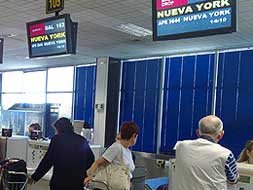 Los pasajeros del primer vuelo Málaga-Nueva York facturan el equipaje. / SALVADOR SALAS/