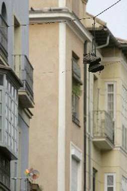 URBANO. Unas botas cuelgan en la calle Álamos. / ÁLVARO CABRERA/
