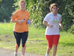 CARRERA REAL. Sarah Ferguson y su hija, la princesa Beatriz, de 'footing' por Sotogrande. / J.-L./