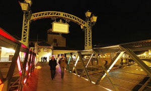 El Puente de los Alemanes estrenó iluminación en diciembre de 2008. / Salvador Salas/