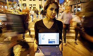 Reina de redes. Sofía es una más sumergida en la marea humana del centro de Madrid. Pocos saben que ella reina en Myspace. Eso sí, siempre es seductora. :: JOSÉ RAMÓN LADRA/