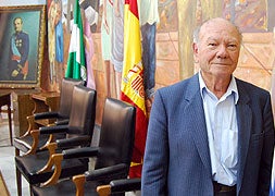 José Marfil Peralta visitó ayer el Ayuntamiento de Rincón de la Victoria para presentar unas jornadas sobre memoria histórica. :: E. CABEZAS/