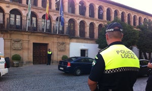 Policías esta mañana en el Ayuntamiento de Ronda. :: Salvador Salas / Vídeo: Pedro J. Quero/