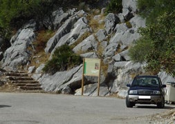 Zona del aparcamiento de la Cueva de la Pileta, donde se cometieron los robos en los vehículos. :: GUARDIA CIVIL/