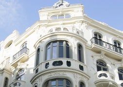 La fachada, que tiene protección arquitectónica, ha recuperado su esplendor. :: JAIME GALLARDO/
