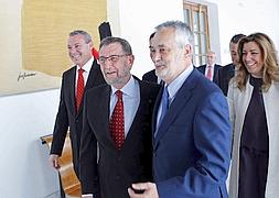 Manuel Gracia y José Antonio Griñán, en los pasillos de la sede del Parlamento andaluz.:: Efe/