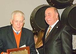 José Pascual, (izq), en un reciente homenaje./