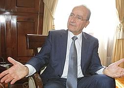 El alcalde de Málaga, en su despacho, durante la entrevista.:: Salvador Salas/