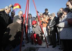 Unas 150 personas han asistido al acto que permitirá la construcción de una pirámide de mármol de ocho metros de altura.:: Salvador Salas/